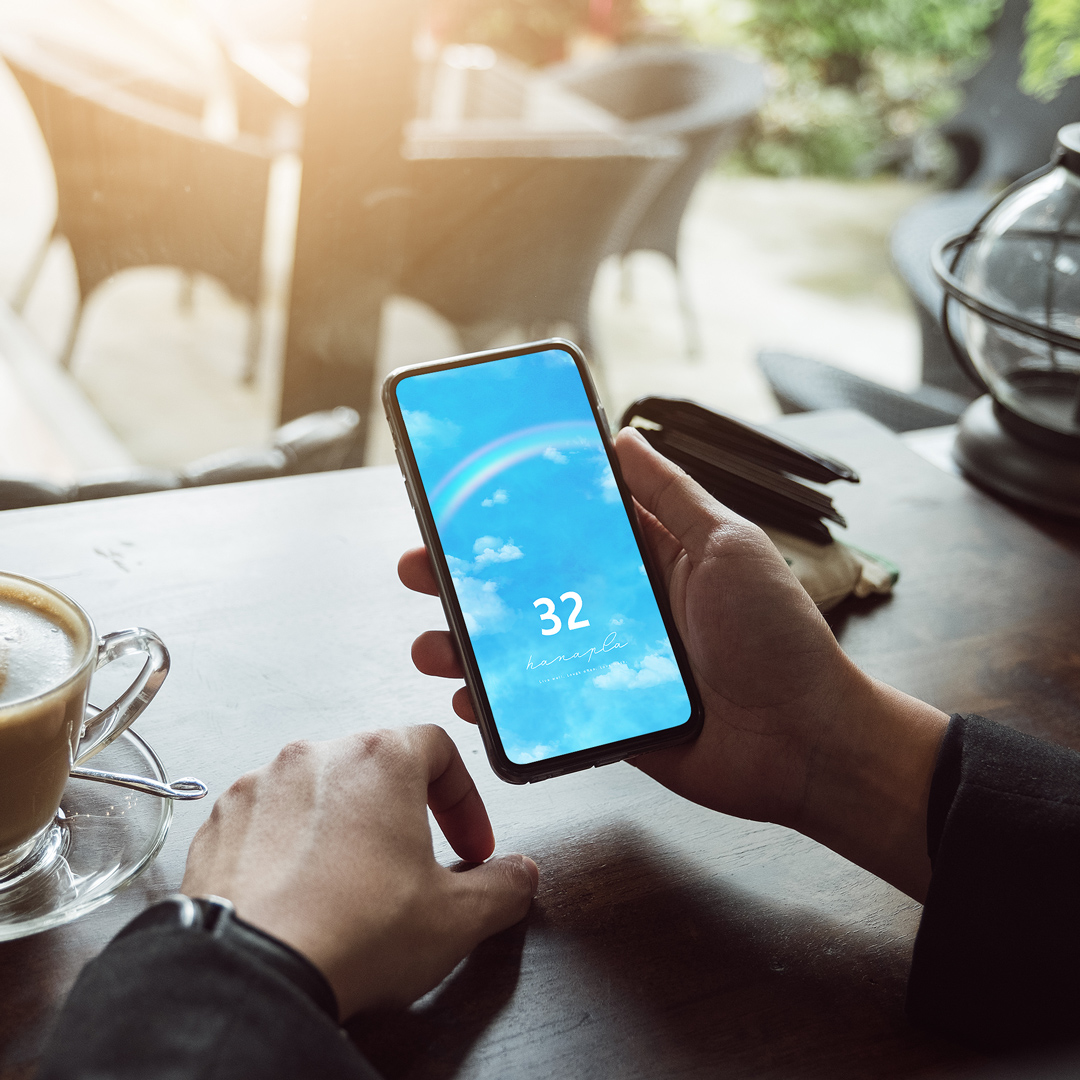 【幸運数字32と虹のエネルギー】青空と白い雲に架かるレインボーがドラマチックなスマホ壁紙